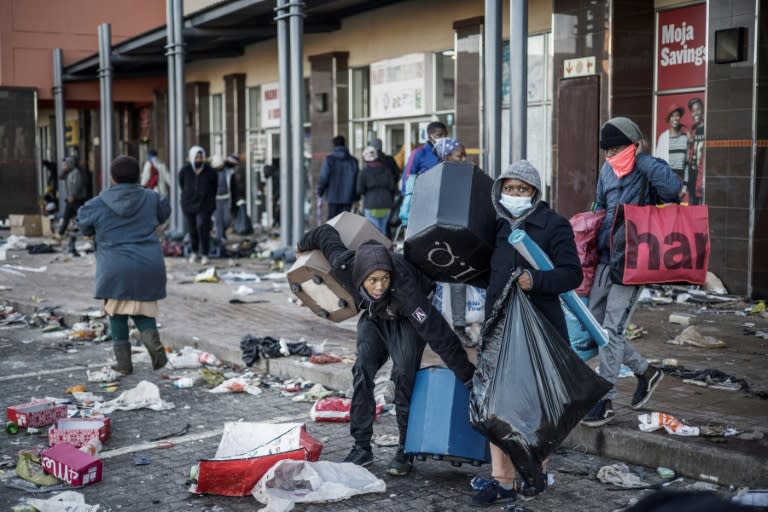 Sudáfrica acumula 72 muertos al propagarse ola de violencia y saqueos, el 14 de julio de 2021