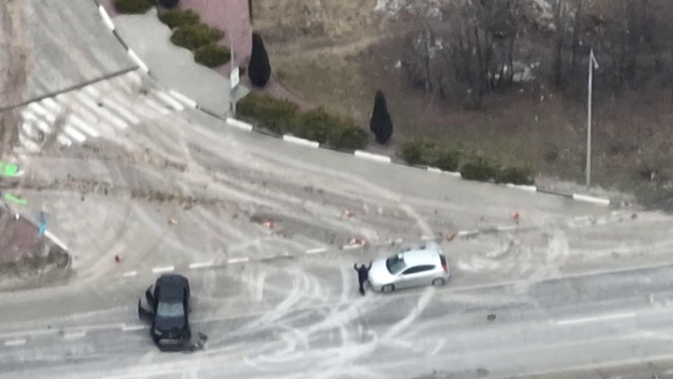 Vor einigen Monaten zeigten Drohnenaufnahmen, wie auf einer Schnellstraße vor Kiew ukrainische Zivilisten erschossen wurden. (Bild: ZDF/Gerald Gerber)