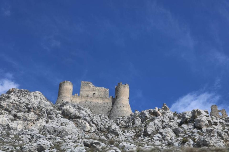 Rocca Calascio, a 4,790 pies de altura, conocida como la Gran Roca, es la fortaleza más alta de los Apeninos y de toda Italia.