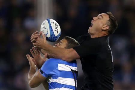 Argentina Rugby Union - Rugby Championship - Argentina v New Zealand All Blacks - Jose Amalfitani stadium, Buenos Aires, Argentina - 01/10/2016. New Zealand's All Blacks Israel Dagg and Argentina's Ramiro Moyano fight for the ball. REUTERS/Marcos Brindicci