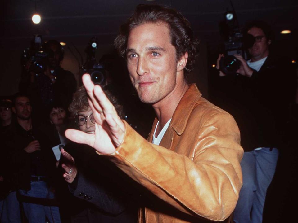 Er habe nichts geraucht, gab er später zu Protokoll und widersetzte sich auch der Festnahme durch die Polizei. Warum Matthew McConaughey 1999 in seinem Haus in Austin, Texas, nackt sehr laut Bongo-Trommel spielte, bleibt bis heute sein Geheimnis. Letztendlich wurde der Schauspieler nur zu einer geringen Geldstrafe wegen Ruhestörung verurteilt. (Bild: Brenda Chase / Online USA / Getty Images)