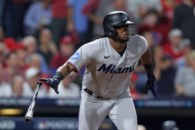 Bell's 2-run double lifts Marlins to close in on playoff spot