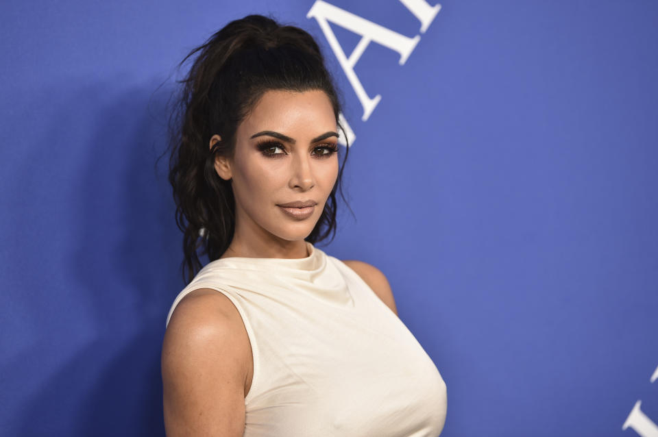 <p>El 3 de octubre de 2016, unos hombres disfrazados de policías se colaron en el apartamento en el que Kim Kardashian se alojaba en París. La <em>socialité</em> fue atada y amenazada con una pistola mientras los asaltantes se llevaron joyas por un valor de 8,5 millones de euros. Aunque no sufrió ningún daño, quedó enormemente afectada y estuvo varios meses alejada de los focos. (Foto: Evan Agostini / Invision / AP). </p>