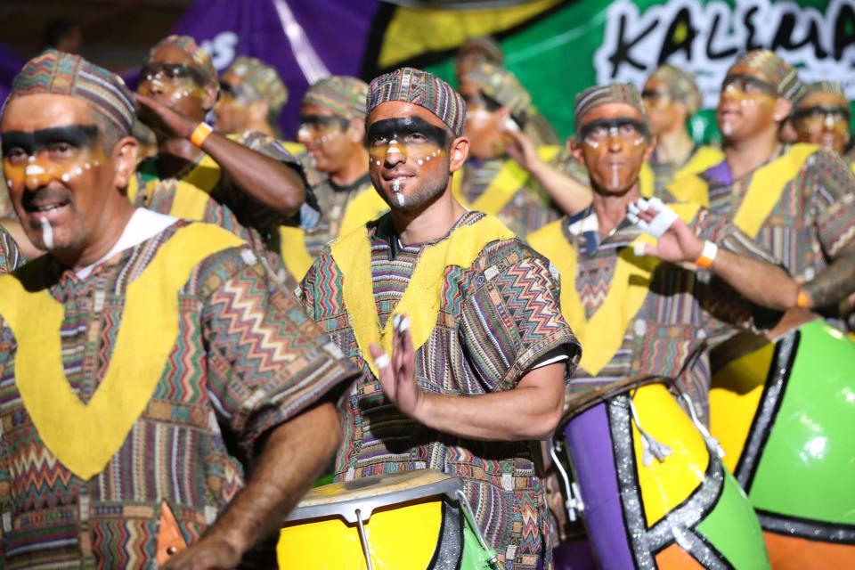 Integrantes de una comparsa de candombe actuaron el jueves 8 de febrero de 2018, en Montevideo (Uruguay). Miles de personas, entre ellos uruguayos y turistas, se volcaron a las calles de Montevideo para celebrar la fiesta culmen del carnaval uruguayo, el desfile de Llamadas, que este jueves completó su primera jornada con 24 de las 51 comparsas de negros y lubolos que participan en el evento. EFE/Raúl Martínez