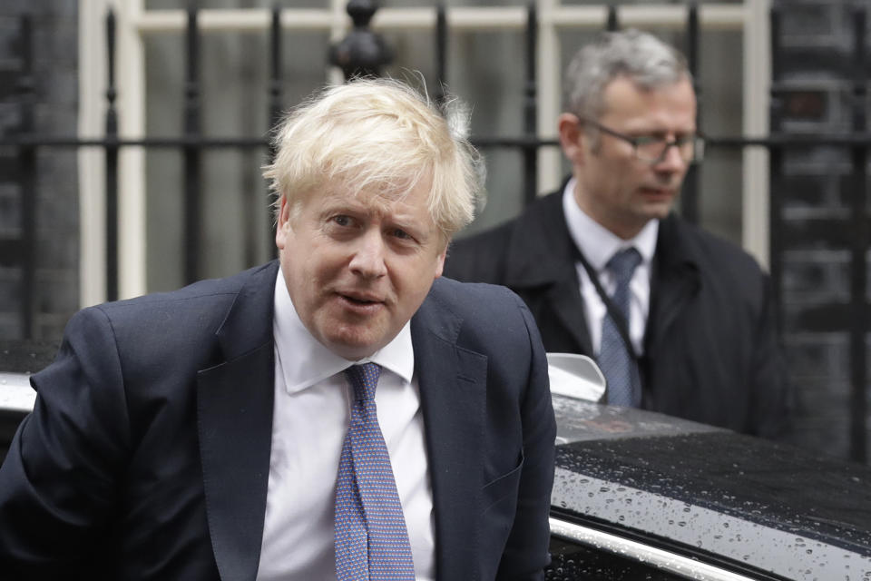 El primer ministro británico, Boris Johnson, llega al 10 de Downing Street en Londres, el jueves 13 de febrero de 2020. (AP Foto/Matt Dunham)