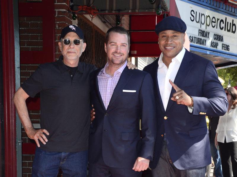 Rewgisseur Paul Brickman (l.), Chris O'Donnell und Rapper LL Cool J bei der Sternen-Zeremonie in Hollywood. Foto: Paul Buck