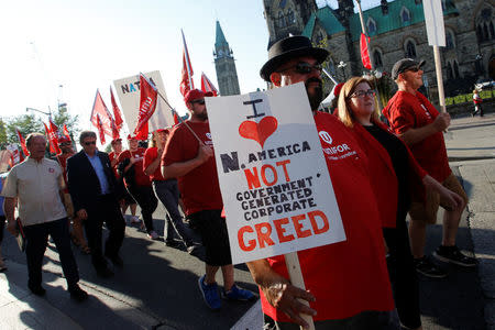 Members of Canada's Unifor union march past Parliament Hill during a rally ahead of the third round of NAFTA talks involving the United States, Mexico and Canada in Ottawa, Ontario, Canada, September 22, 2017. REUTERS/Chris Wattie