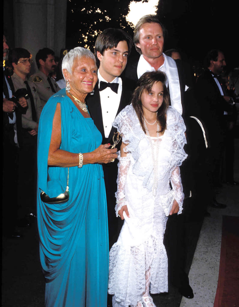 <p>Dès son plus jeune âge, Angelina Jolie enfile des robes de soirée et foule les tapis rouges hollywoodiens.</p><br>