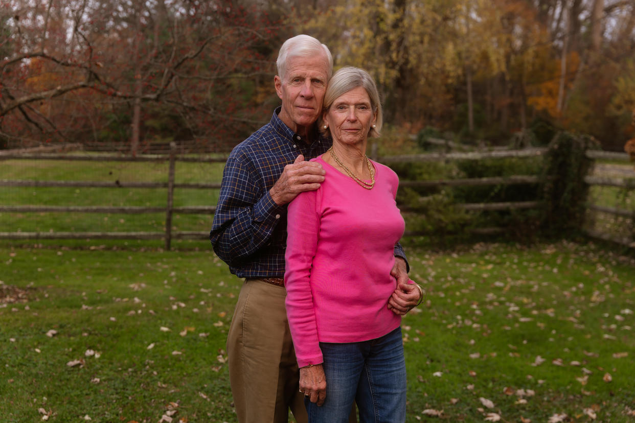 Philip Sadtler, a la izquierda, diagnosticado con alzhéimer hace apenas dos años, con su esposa, Julia, en Berwyn, Pensivlania, el 9 de noviembre de 2023. (Caroline Gutman/The New York Times)