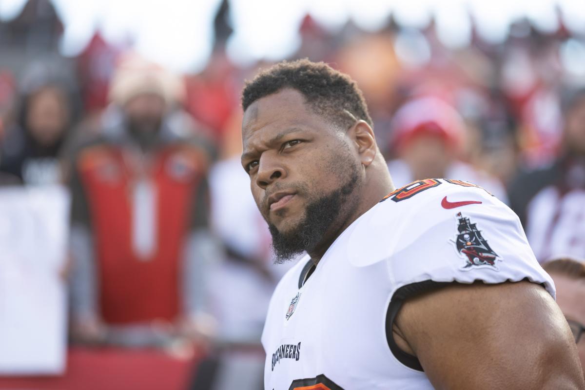 AP source: Ndamukong Suh joining Eagles on 1-year deal