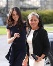 <p>Und auch einen Tag vor ihrer Hochzeit zog die Herzogin in einem verspielten Roland-Mouret-Dress die Blicke auf sich. Zum Tee mit der Queen erschien Meghan mit ihrer Mutter Doria Ragland im leicht schulterfreien Kleid mit asymmetrischem Ausschnitt. </p>