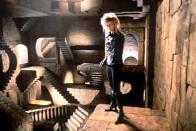 "Star Wars"-Kopf George Lucas, "Muppets"-Papa Jim Henson, Ex-"Monty Python" Terry Jones und Superstar David Bowie (Bild) - was für ein Dreamteam fand sich da 1986 zusammen! Doch der gemeinsame Film, "Die Reise ins Labyrinth", floppte gnadenlos. Vielleicht lag's ja an der recht simplen Story: Sarah (Jennifer Connelly) muss ein Labyrinth durchqueren, um ihren Bruder aus den Fängen des Koboldkönigs (Bowie) zu retten. (Bild: Sony Pictures Home Entertainment)