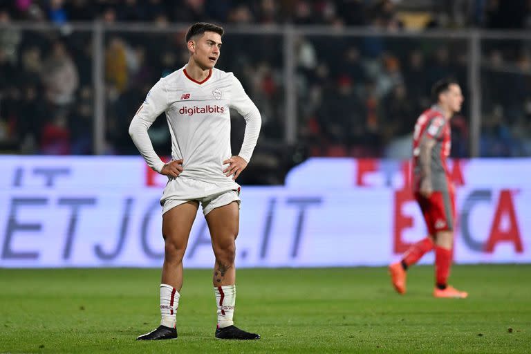 La decepción de Paulo Dybala por la derrota de Roma a manos de Cremonese en la Serie A; el club capitalino perdió una buena chance de acercarse a la zona de Champions League.