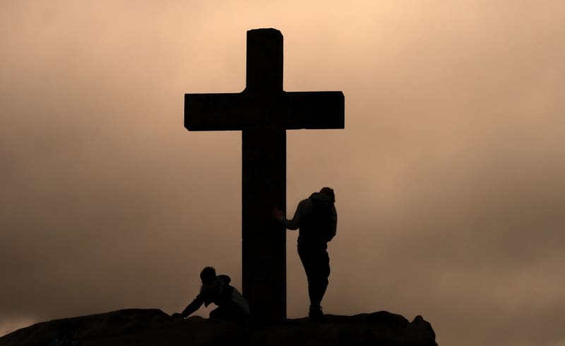 Parishioners from St Peter's Church after hiking to the Rylstone Cross on Barden Moor, on Good Friday. Danny Lawson/PA Wire/dpa