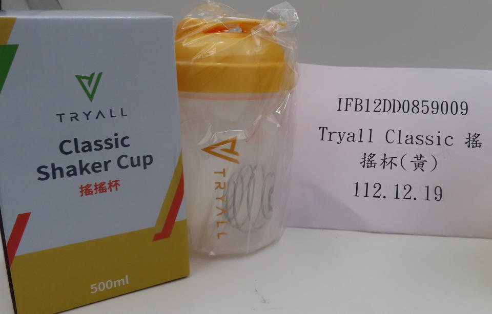 衛福部食藥署23日公布邊境查驗不合格名單，一批從中國大陸進口的「搖搖杯（500ML PLASTIC CUP）」溶出試驗結果不符規定，超標44倍，全數依規定退運或銷毀。 （圖／食藥署提供）