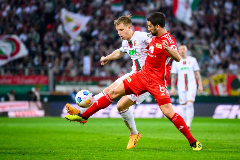 Augsburg's Arne Maier (l) in action against Union Berlin's Rani Khedira during the German Bundesliga soccer match between FC Augsburg and 1. FC Union Berlin at the WWK-Arena. Tom Weller/dpa