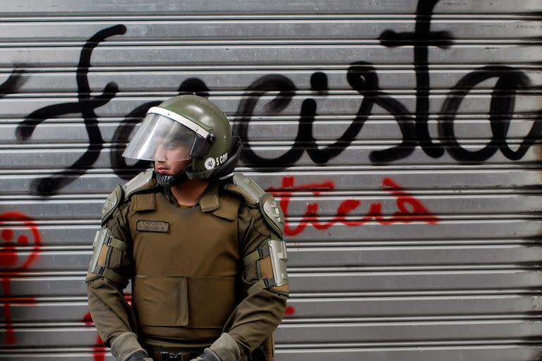 El domingo 20 fue otro día de furia en las calles chilenas, continuaron las protestas, hubo saqueos y graves enfrentamientos entre manifestantes y carabineros, hubo gran cantidad de detenidos, heridos y al menos diez muertos.