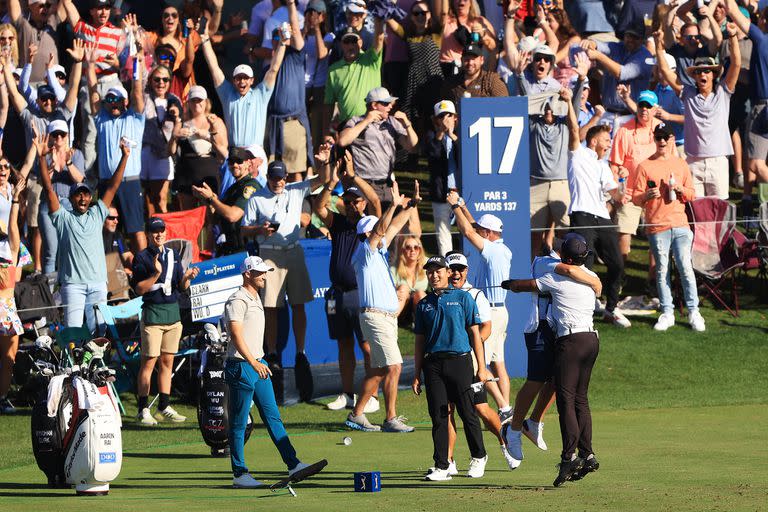 El abrazo de Aaron Rai con su caddie Jason Timmis: el hoyo en uno está concretado y explotó la gente en Ponte Vedra Beach