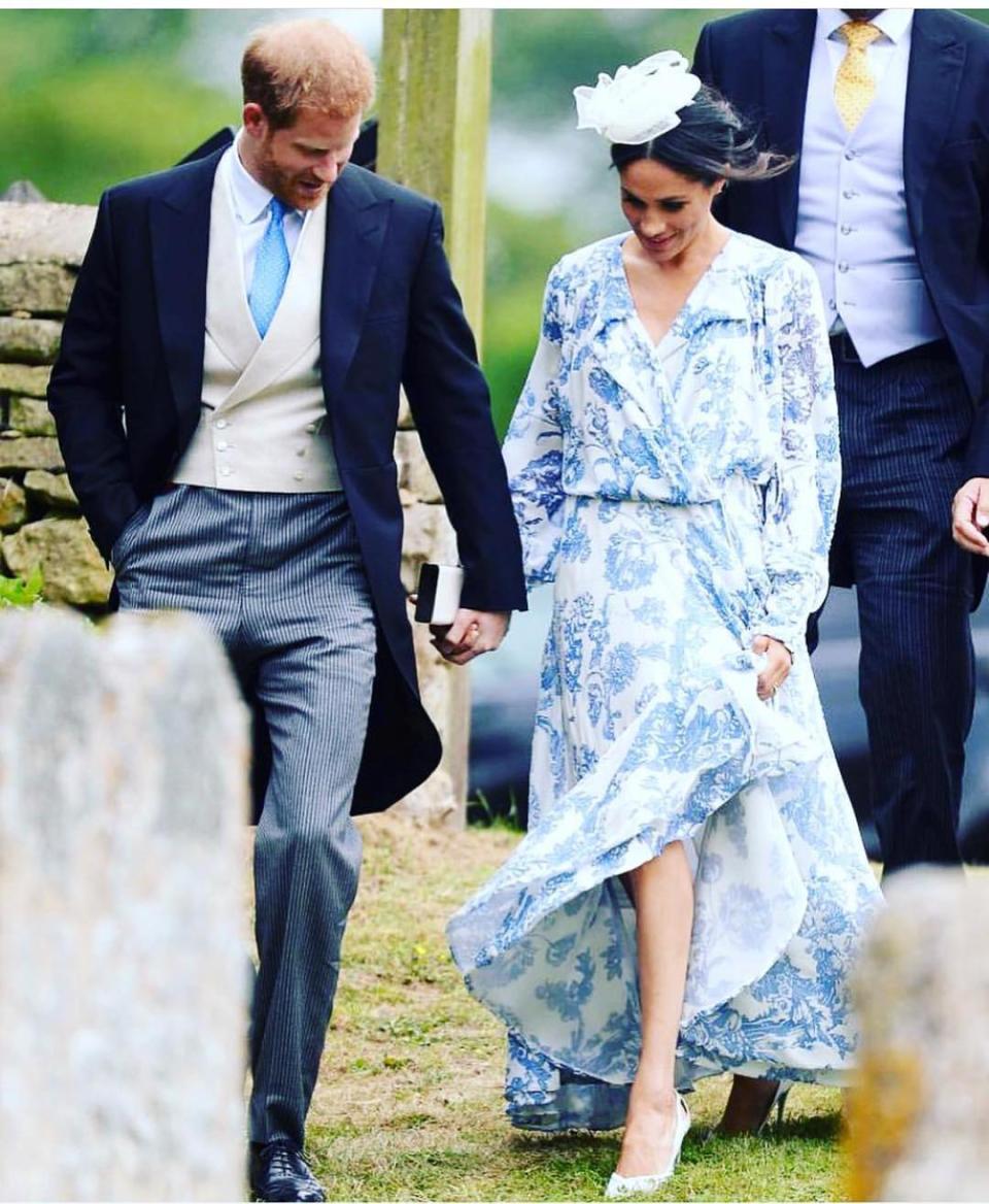 <p>Invités au mariage de Celia McCorquodale, nièce de Lady Di, le prince Harry et Meghan Markle ont volé la vedette aux mariés, mais pas forcément pour les bonnes raisons. Il faut dire que la robe Oscar de la Renta de la duchesse de Sussex, d’une valeur de 4500€, a beaucoup fait parler. Crédit photo : Instagram whitecrownroyalchic </p>