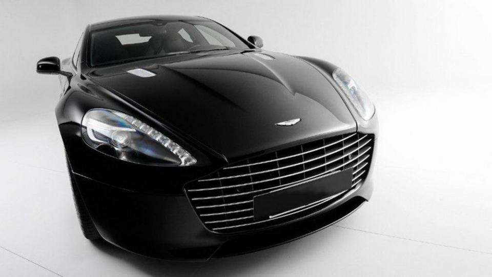 把妹神器就靠這一味！讓Aston Martin Rapide S與Dom Pérignon香檳幫你一把