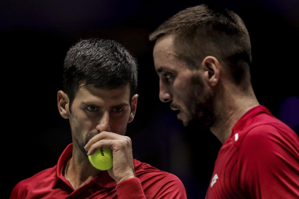 Los serbios Novak Djokovic (izquierda) y Viktor Troicki durante el partido ante los rusos Karen Khachanov y Andrey Rublev en los cuartos de final de la Copa Davis, el viernes 22 de noviembre de 2019. (AP Foto/Bernat Armangue)