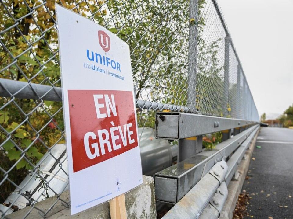  A Unifor sign outside the St. Lambert Lock in St-Lambert, Que., amid the St. Lawrence Seaway strike on Oct. 23. A tentative deal has been reached to end the strike.