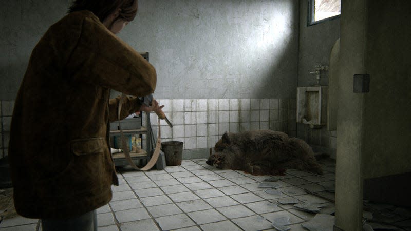 Ellie se tient devant un sanglier qui saigne dans une salle de bain.