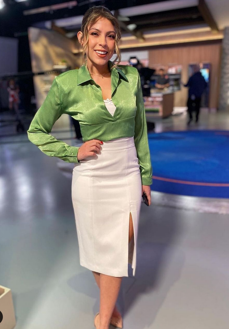 <p>Regia lució la presentadora de noticias con este elegante atuendo de falda crema con abertura frontal y blusa verde de seda. </p>