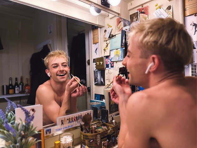 Before his performance, d’Alelio applies eyeliner 