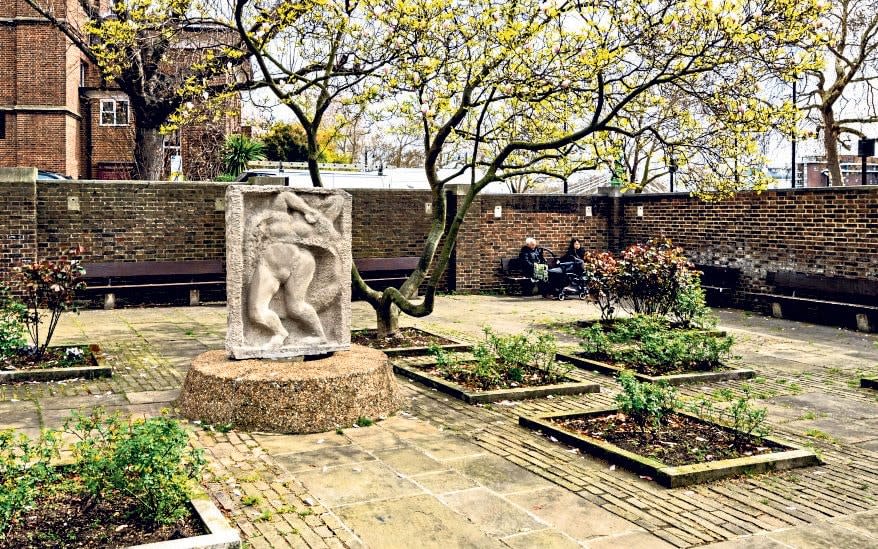 Roper Gardens, Chelsea, Greater London. The Gardens were laid out in 1964. The design was by Bridgwater Shepherd and Epstein. - Chris Redgrave