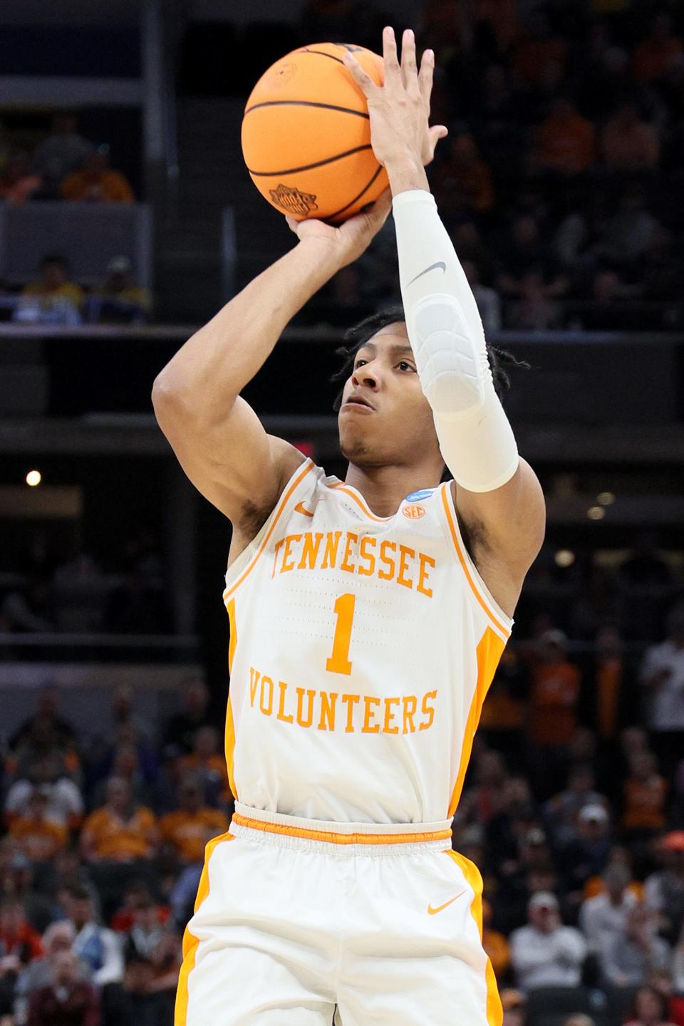INDIANAPOLIS, INDIANA - MARCH 19: Kennedy Chandler #1 of the Tennessee Volunteers shoots against the Michigan Wolverines in the first half during the second round of the 2022 NCAA Men's Basketball Tournament at Gainbridge Fieldhouse on March 19, 2022 in Indianapolis, Indiana. (Photo by Andy Lyons/Getty Images)