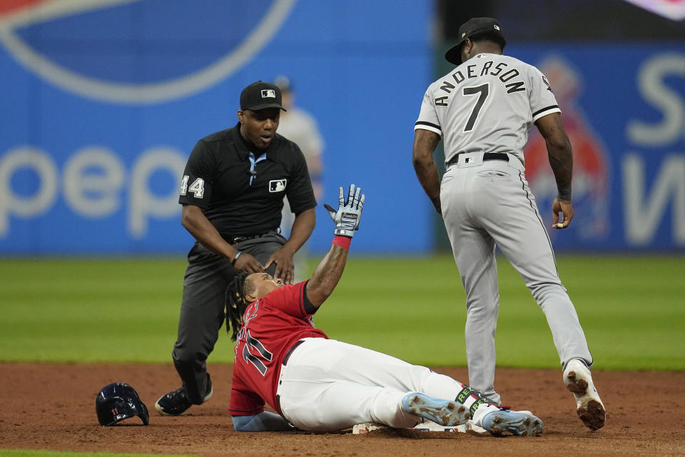 El dominicano José Ramírez, de los Guardianes de Cleveland, gesticula hacia Tim Anderson (7), de los Medias Blancas de Chicago, en el juego del sábado 5 de agosto de 2023. (AP Foto/Sue Ogrocki)