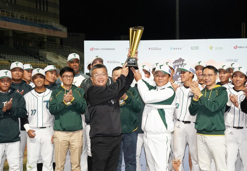 台鋼雄鷹獲冬盟冠軍。台鋼雄鷹提供