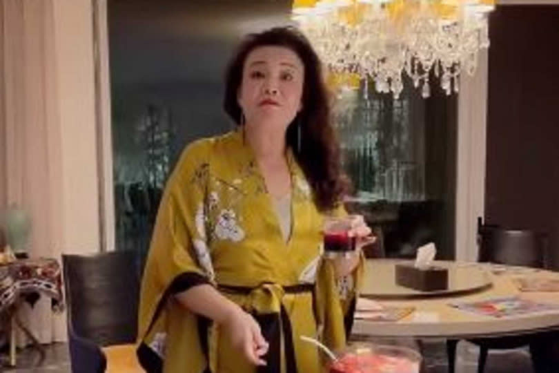 張蘭日前煮紅酒時穿的睡衣，就被網友指出要價快13萬新台幣。（圖／翻攝自抖音）