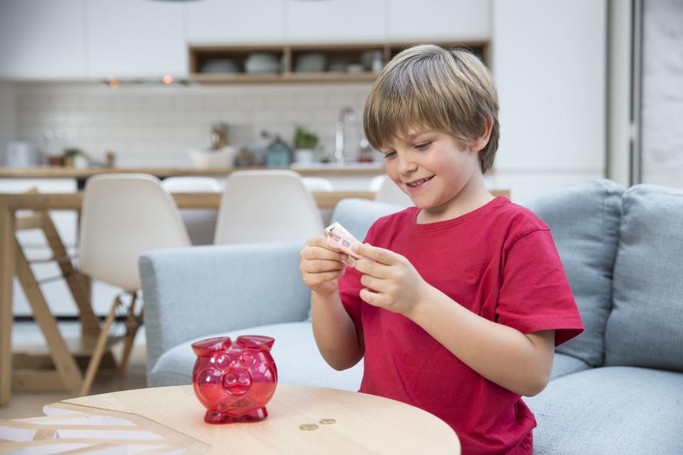 Child counting his pocket money. (Source: Getty Images)