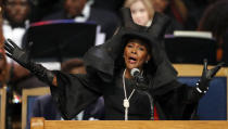 ARCHIVO - Cicely Tyson Habla en el funeral de Aretha Franklin en el Greater Grace Temple, el 31 de agosto de 2018 en Detroit. Tyson, la actriz negra pionera nominada al Oscar por su papel como la esposa del aparcero en “Sounder”, ganadora de un Tony a los 88 años en 2013, que conmovió al público de la TV en “The Autobiography of Miss Jane Pittman” murió el jueves a los 96 años. (Foto AP/Paul Sancya, archivo)