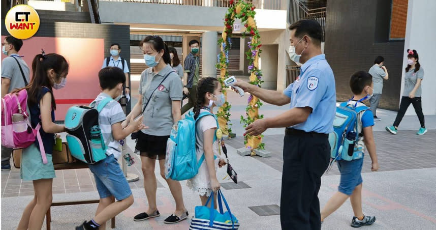 昨天是開學第一天，六都統計各學校請假人數，發現缺席率都不到1%。（圖／馬景平攝）