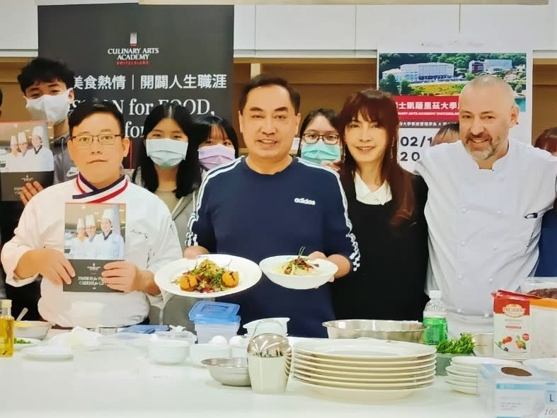 《圖說》東海大學餐旅管理學系主任林万登（左二）與瑞士廚藝管理大學的Alain Muller副院長 （右一）舉辦廚藝展演。