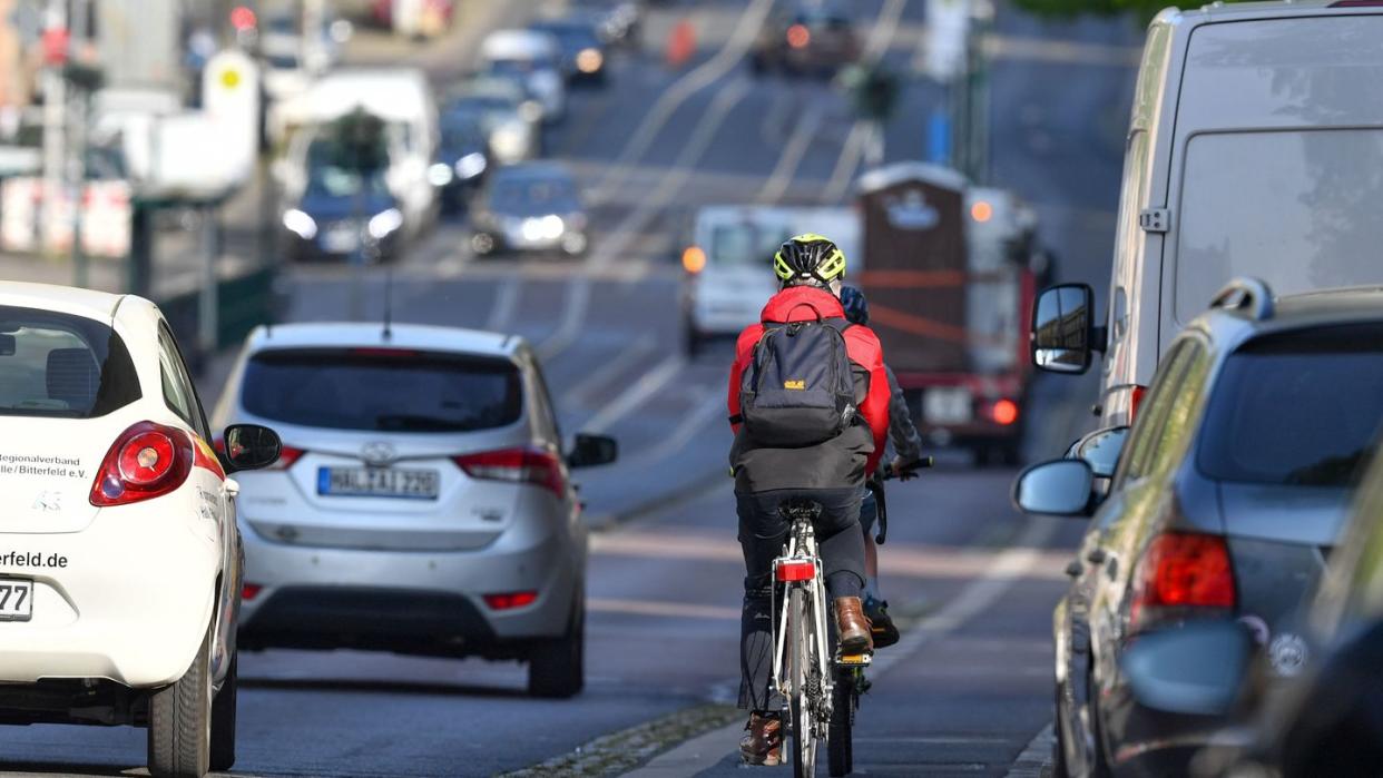 Laut einer Umfrage fahren viele Menschen in der Corona-Krise lieber mit dem Auto statt mit Bus und Bahn. Auch legen sie Wege eher zu Fuß oder auf dem Fahrrad zurück.