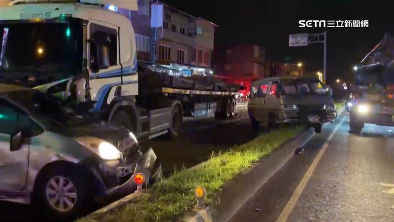 宜蘭冬山鄉發生連環車禍，拖板車失控撞等紅燈的10輛轎車。