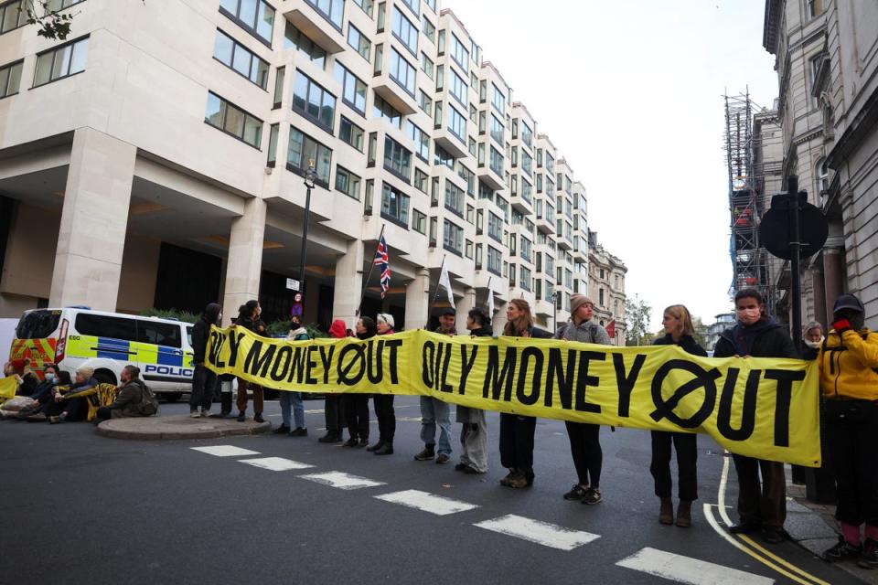 Manifestantes de Fossil Free London y Oily Money Out protestan mientras las empresas petroleras asisten al Foro de Inteligencia Energética en Londres. (REUTERS)