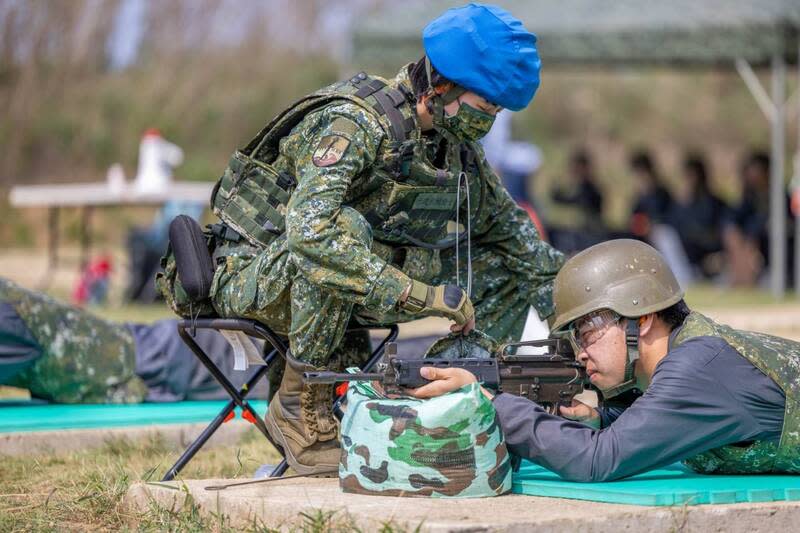 馬公高中學子體驗步槍實彈射擊 陸軍澎湖防衛指揮部與教育部澎湖聯絡處共同辦理 「高中職學生實彈射擊體驗活動」，19日在澎防部五 德營區實彈射擊訓練場舉行，馬公高中學子們在專業 指導下體驗步槍實彈射擊。 （澎湖防衛指揮部提供） 中央社  113年4月19日 