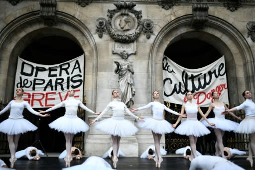 Footage of the performance by the Paris Opera dancers in front of the Palais Garnier went viral