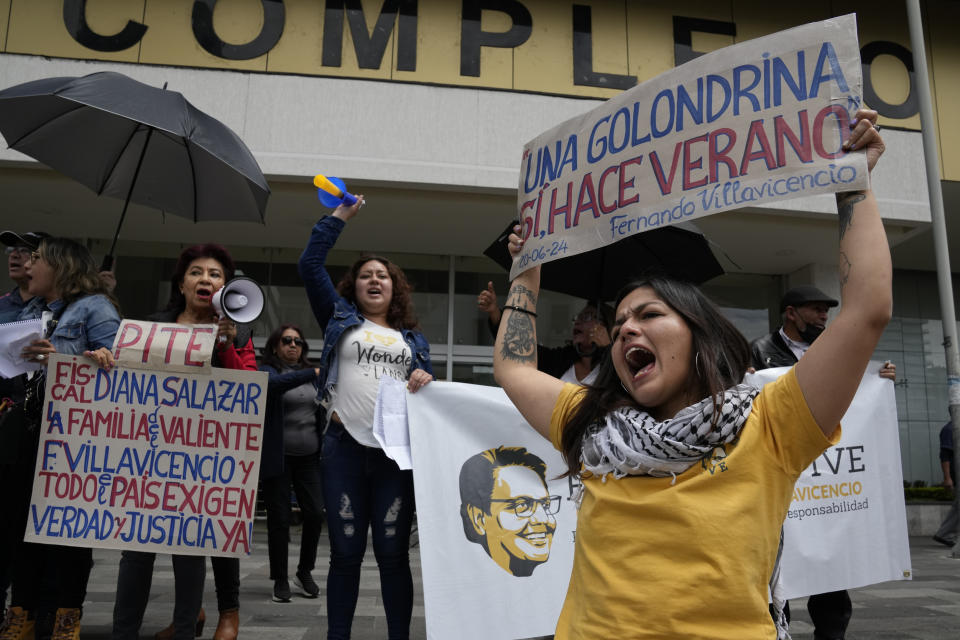 Amanda Villavicencio, la hija de Fernando Villavicencio, candidato presidencial asesinado, protesta junto a otros miembros de su familia en los exteriores de la corte, en la que los sospechosos del asesinato de su padre son juzgados, en Quito, Ecuador, el jueves 27 de junio de 2024. Cinco personas efrentan juicio por su asesinato ocurrido en 2023. (AP Foto/Dolores Ochoa)