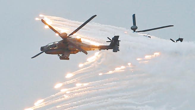 7月16日，漢光36號演習在台中甲南海灘進行，AH-64E阿帕契攻擊直升機發射熱焰彈。（本報系資料照片）