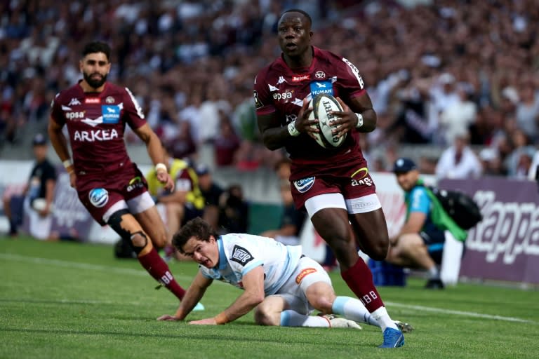 L'ailier de Bordeaux-Bègles Madosh Tambwe (d) lors du match de play-off de Top 14 contre le Racing 92, le 16 juin 2024 à Bordeaux (ROMAIN PERROCHEAU)