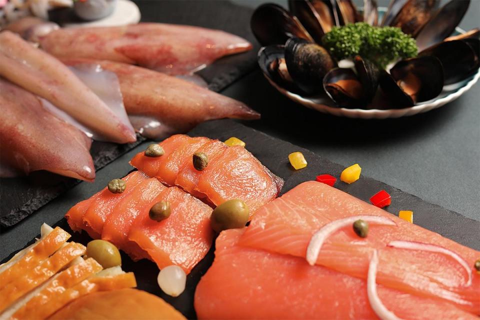 熱愛海鮮的人別錯過新鮮的鮮蝦、貽貝、燻鮭魚片、透抽等時令海味。（枝仔冰城提供）