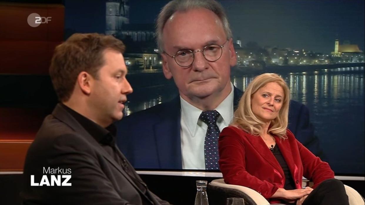Reiner Haseloff (Bildhintergrund) geriet bei "Markus Lanz" mit SPD-Generalsekretär Lars Klingbeil aneinander. (Bild: ZDF)