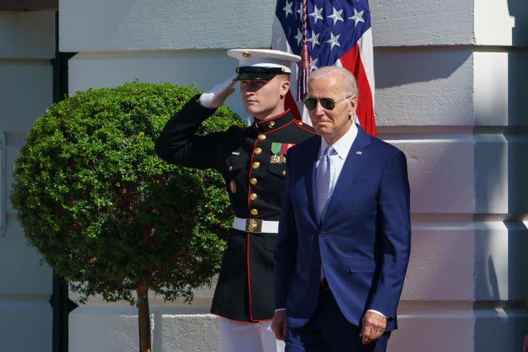 El presidente Joe Biden firmó el martes una ley bipartidista de 280.000 millones de dólares para estimular la fabricación de tecnología de punta en Estados Unidos, parte de los esfuerzos de su gobierno para fortalecer la competitividad sobre China. (Photo by MANDEL NGAN / AFP)