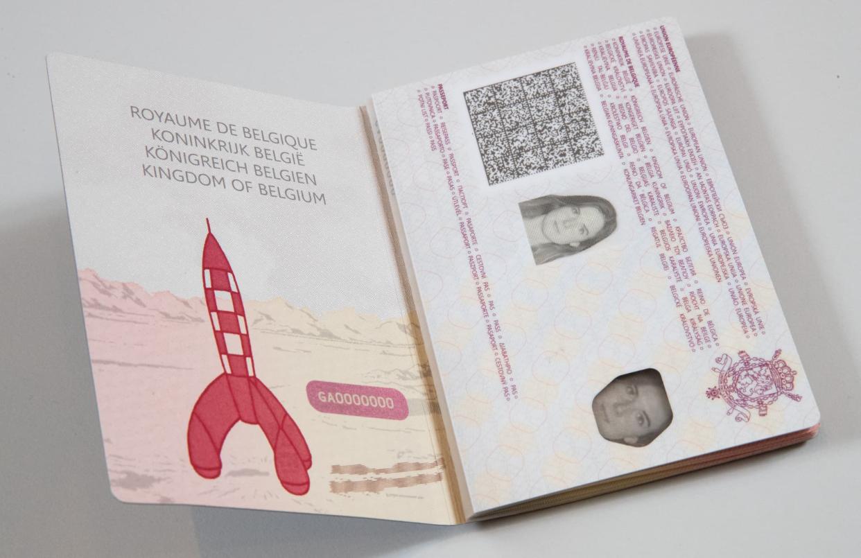 Le nouveau passeport belge avec la fusée de Tintin - Benoît Doppagne - BELGA - AFP